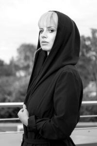 Barbara Wypych prezentująca fotografię aktorską Marty Balickiej