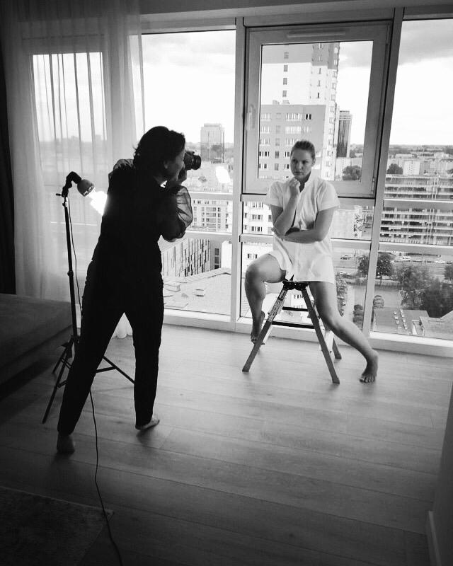 Fotograf Marta Balicka podczas wykonywania sesji zdjęciowej