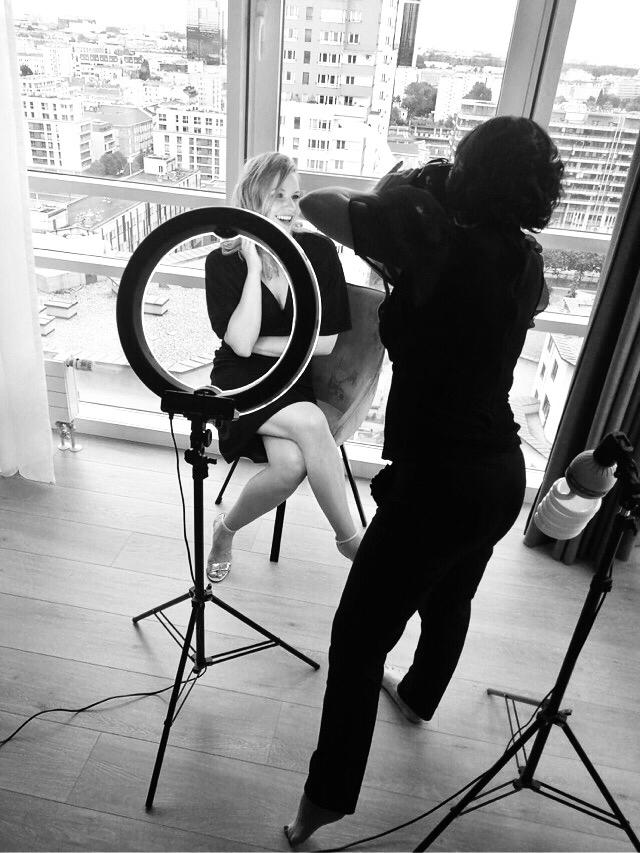 Fotograf Marta Balicka w trakcie wykonywania sesji zdjęciowej